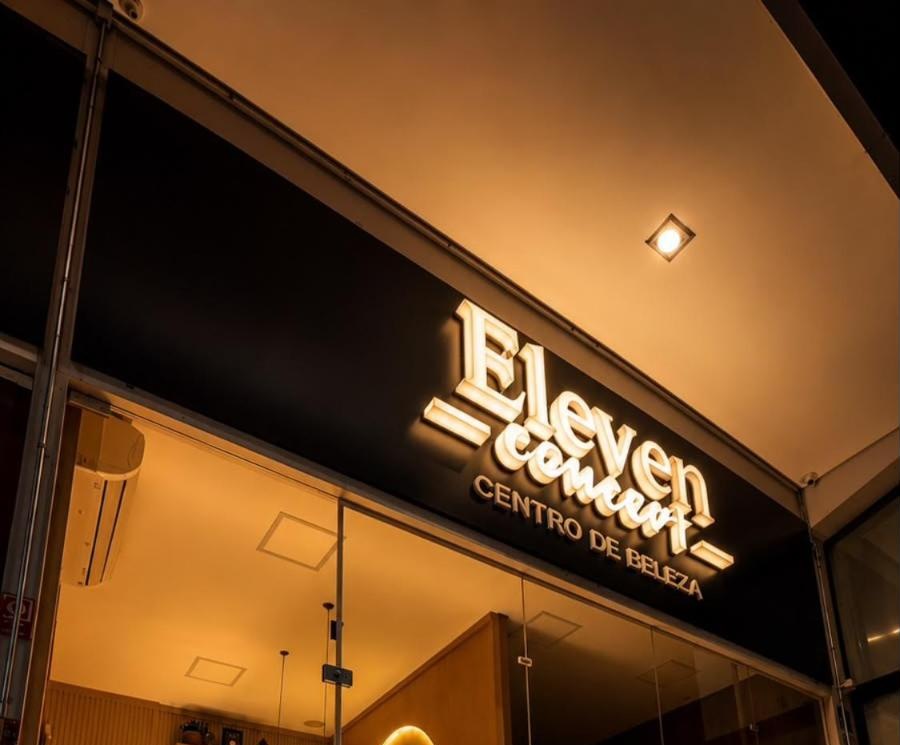 Letreiro iluminado da fachada do Eleven Concept à noite, com a inscrição Centro de Beleza