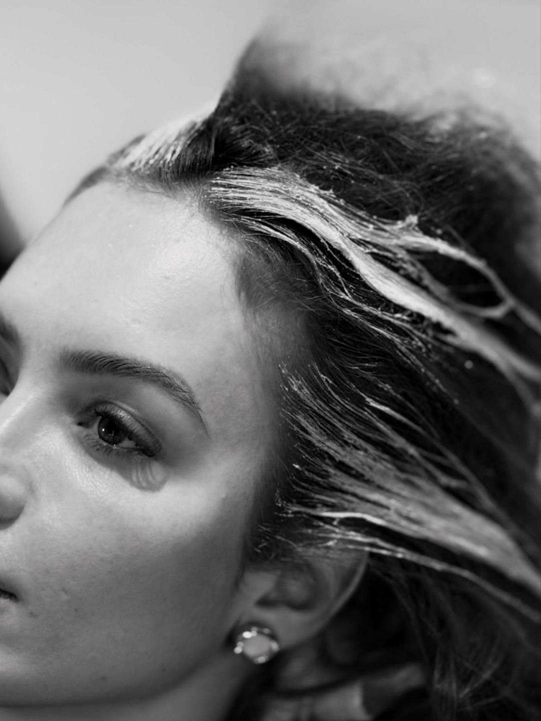 Processo de mechas Free Hands em preto e branco, com o produto aplicado à mão nos fios